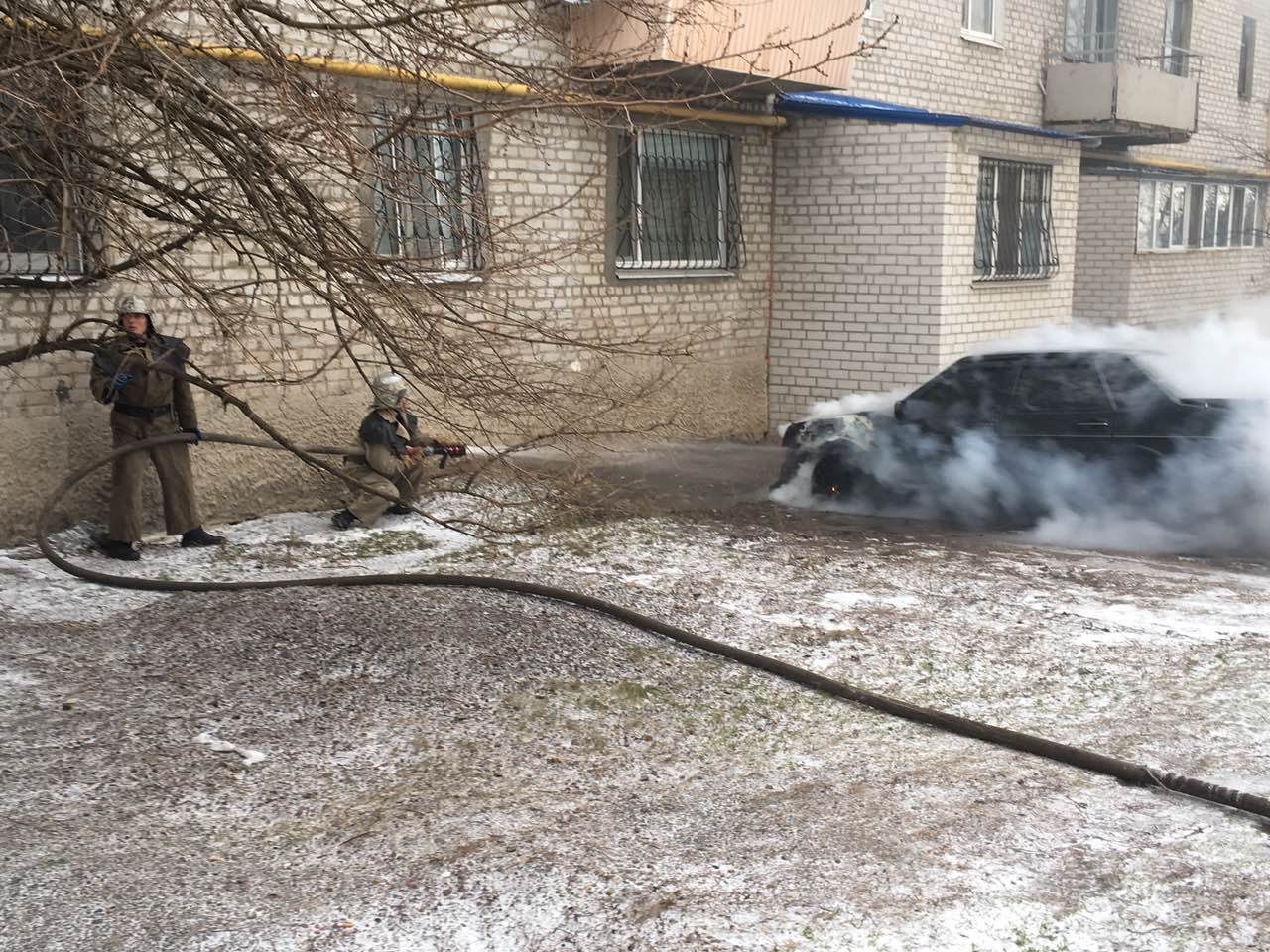 В Запорожской области около жилого дома сгорела легковушка - ФОТО