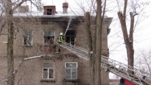 В центре Запорожья горело общежитие: из пожара спасли двух маленьких детей - ФОТО, ВИДЕО