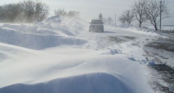 В Запорожской области за сутки спасатели вытащили 231 человека и 126 автомобилей из снежных заносов