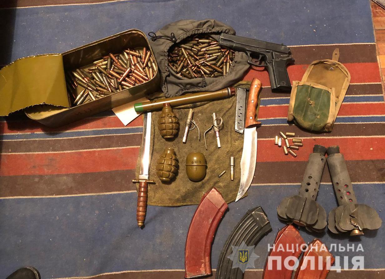 Житель Запорожья хранил дома арсенал оружия и боеприпасов - ФОТО, ВИДЕО