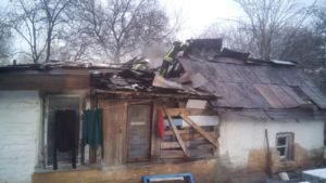 В Запорожье из-за неосторожности хозяев загорелась крыша жилого дома - ФОТО