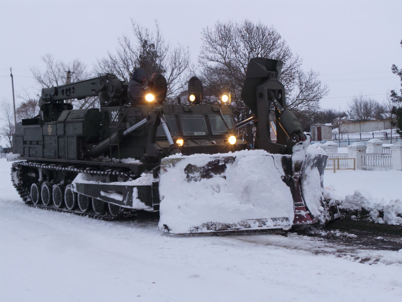 В Запорожской области путепрокладчик БАТ-2 борется со снежными завалами: спасатели освободили 192 автомобиля