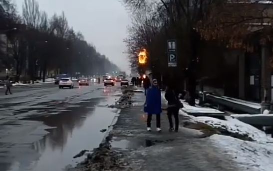 В Запорожье загорелась заправка в одном из районов города - ВИДЕО