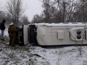В Запорожской области перевернулся микроавтобус с пассажирами: есть пострадавшие - ФОТО
