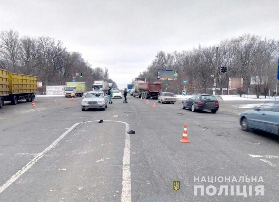 В Запорожье на трассе два автомобиля насмерть сбили мужчину, переходившего дорогу на красный свет - ФОТО