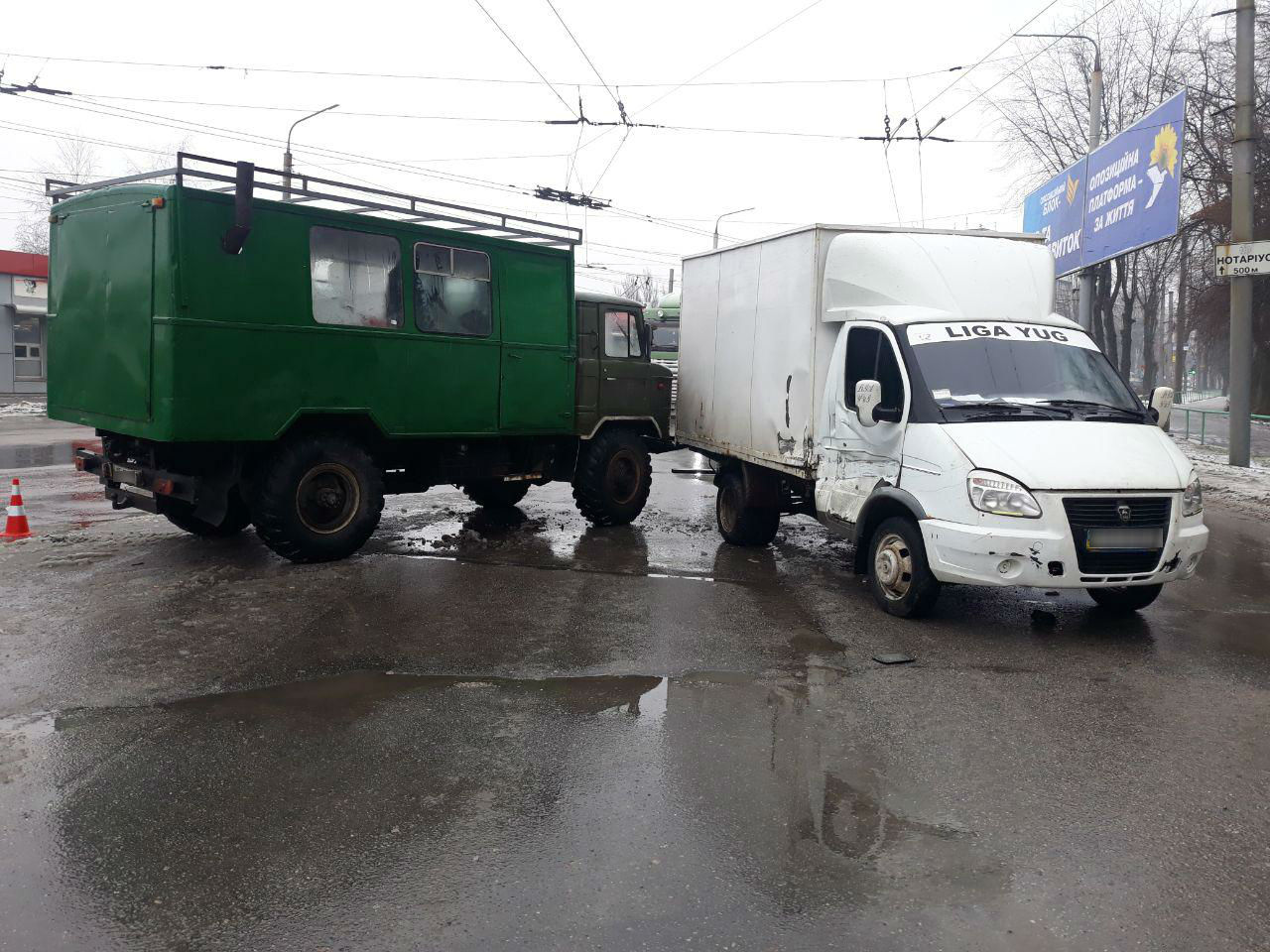 В Запорожье на перекрестке столкнулись два грузовика - ФОТО