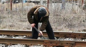 В Запорожской области молодой парень разбирал на металл железнодорожные пути