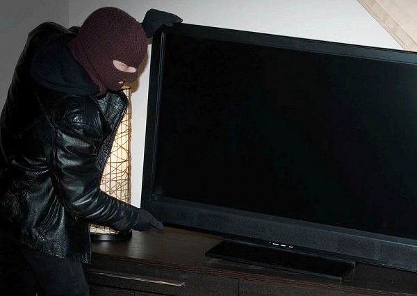 В Запорожье вор во время погони бросил в снег украденный плазменный телевизор