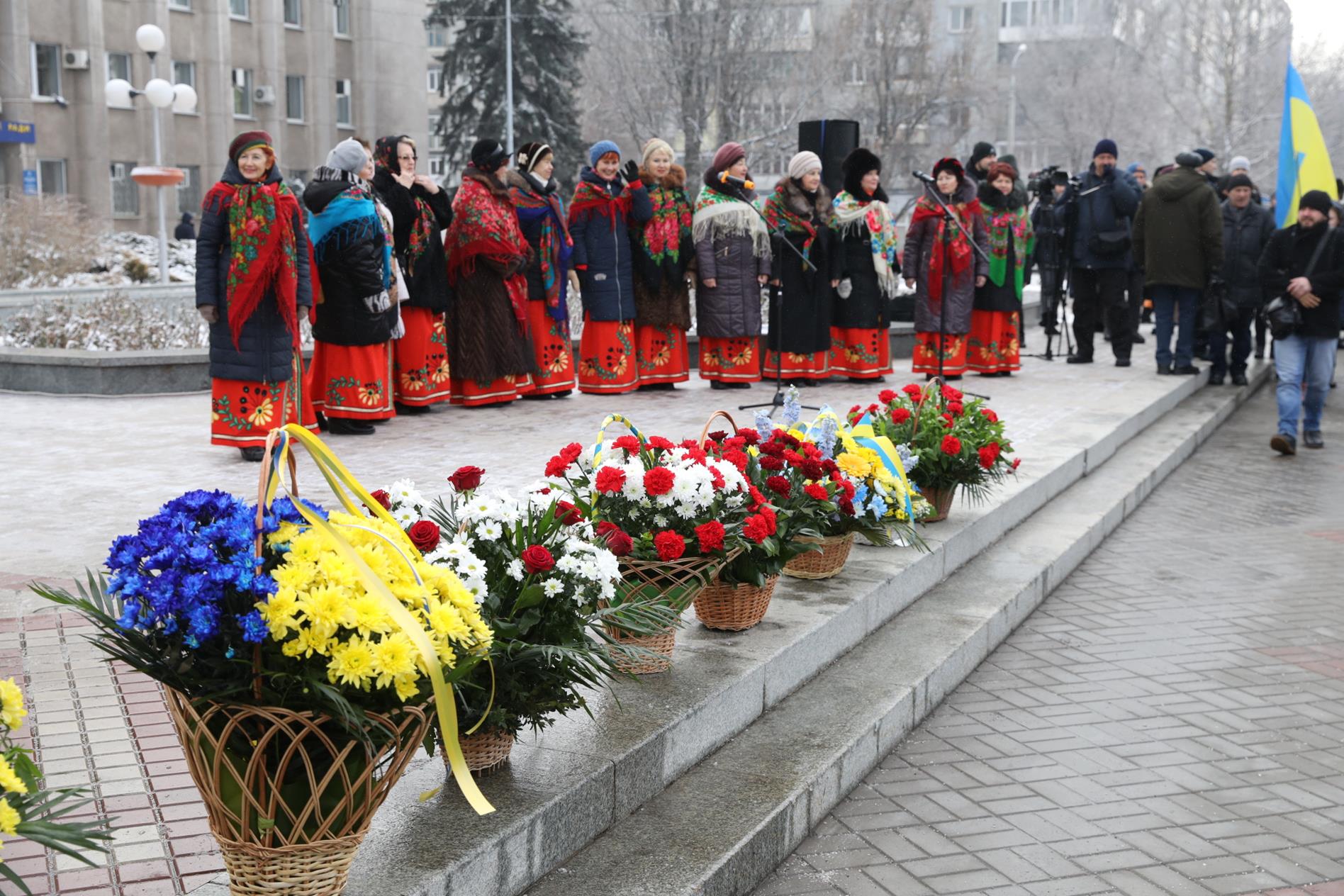 В Запорожье по случаю Дня Соборности возложили цветы к памятнику Шевченко - ФОТО