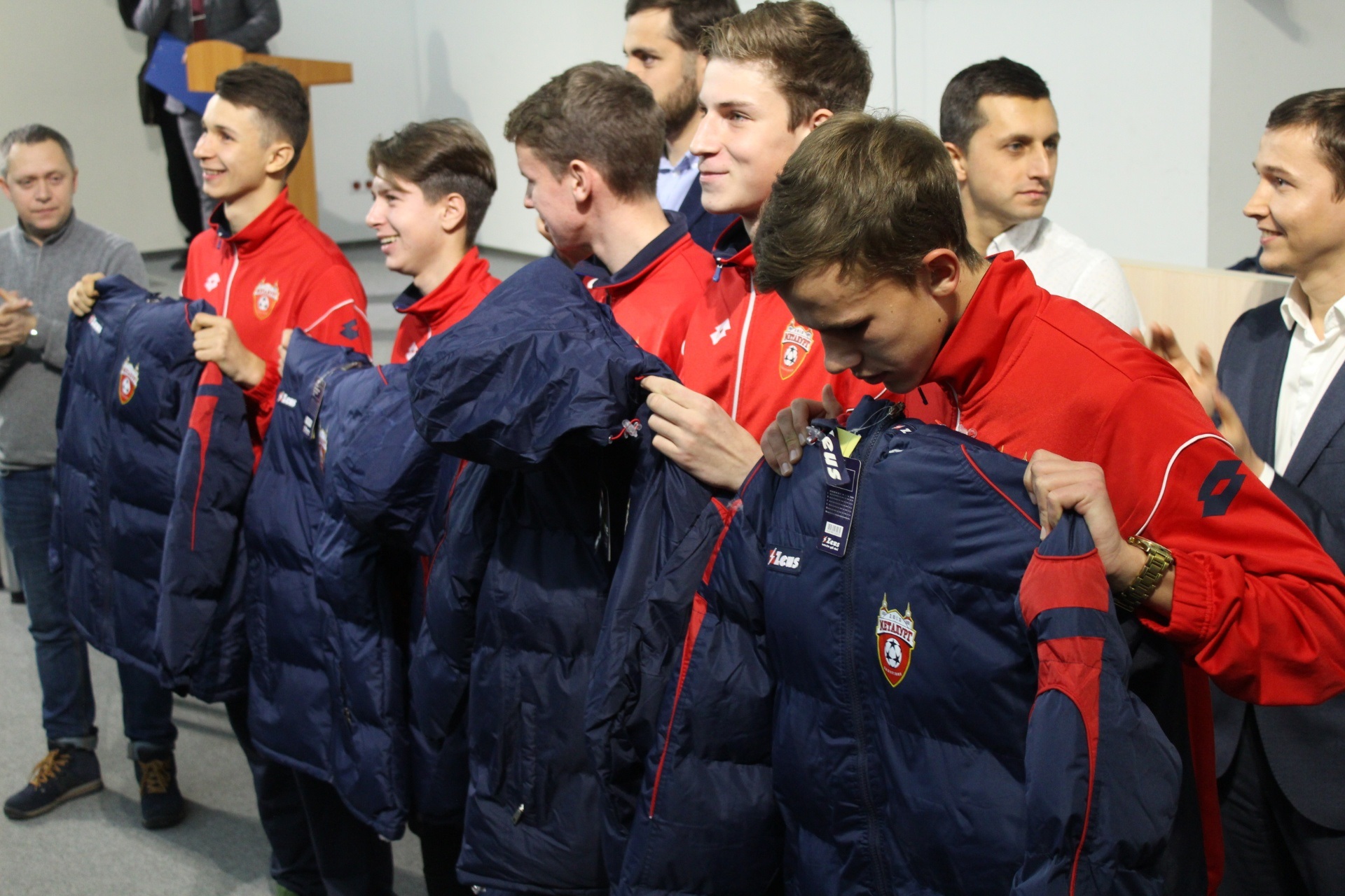 В Запорожье воспитанники школы футбола «Металлург» получили новую форму - ФОТО