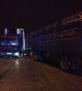 В Запорожье возле моста Преображенского столкнулись два грузовика - ФОТО, ВИДЕО