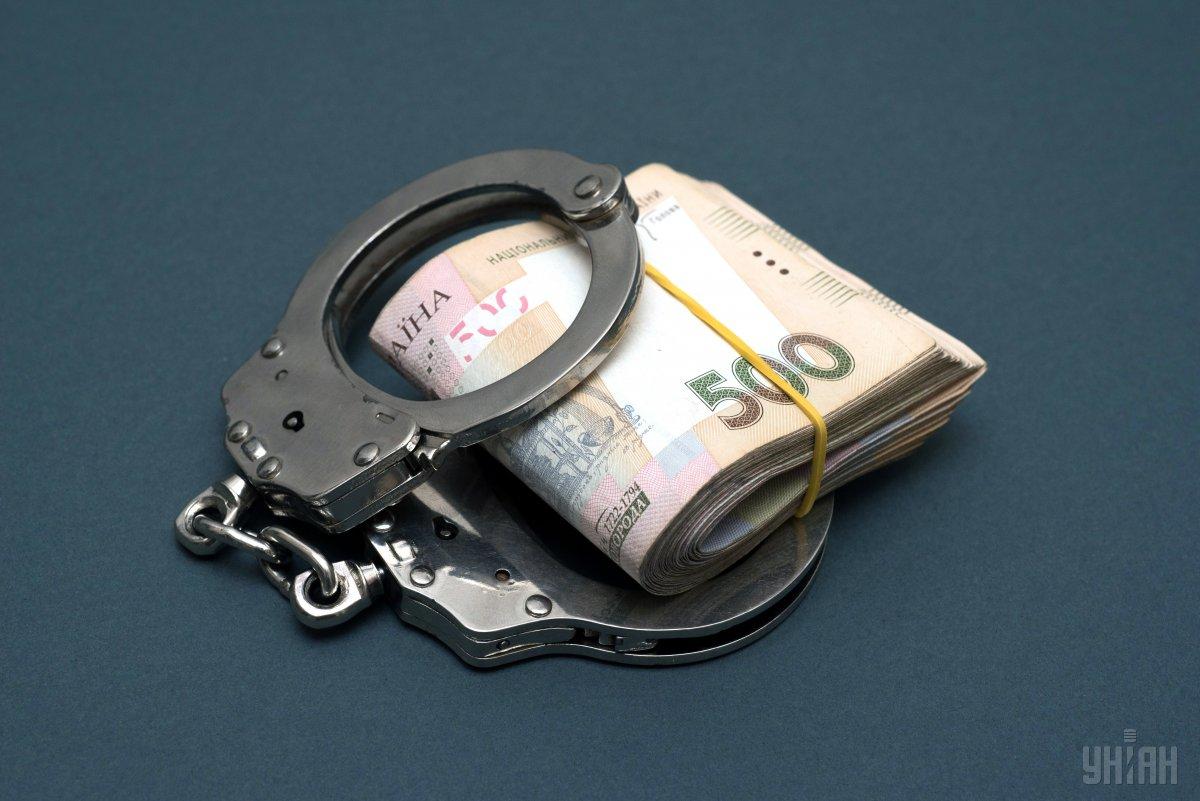 В Запорожской области экс-полицейский, которого обвиняли во взяточничестве, заявил, что ему «подкинули» деньги в портфель