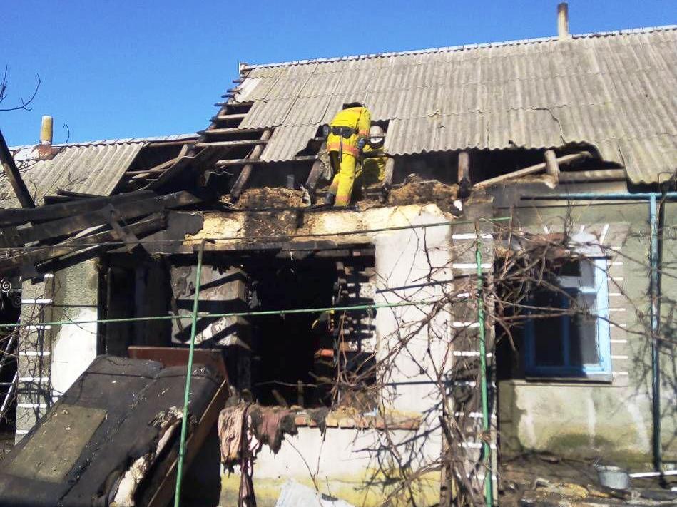 В Запорожской области из горящего дома пожарные спасли четырех человек - ФОТО