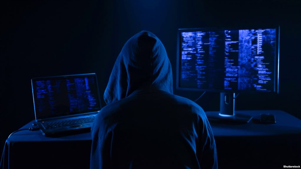 Двое запорожских хакеров с помощью компьютерных вирусов получили доступ к электронным платежам и паролям и нелегально их продавали