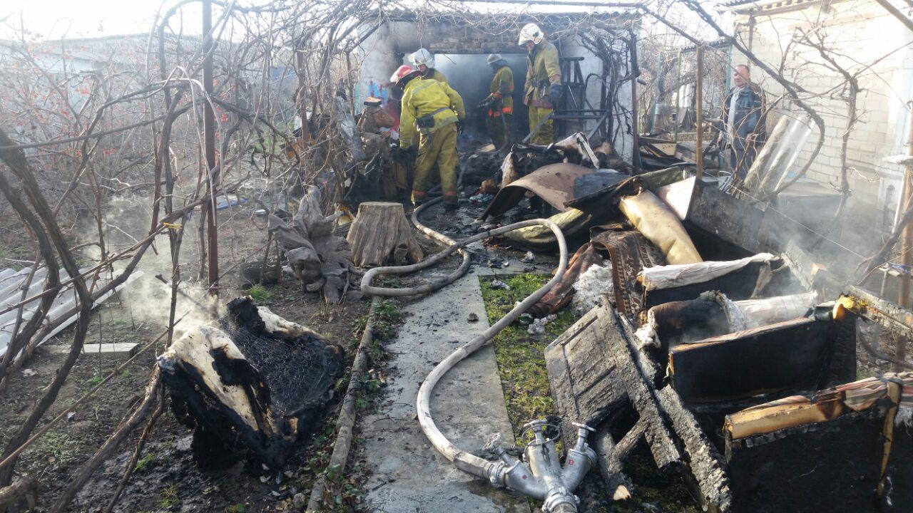В Запорожской области на территории частного дома горел гараж - ФОТО