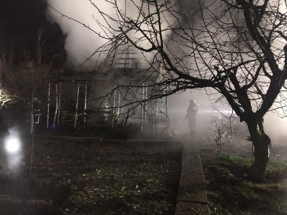 В Запорожском районе горел двухэтажный дачный дом - ФОТО