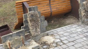 Вандалы повредили в сквере Хортицкого района скамейки и урны - ФОТО