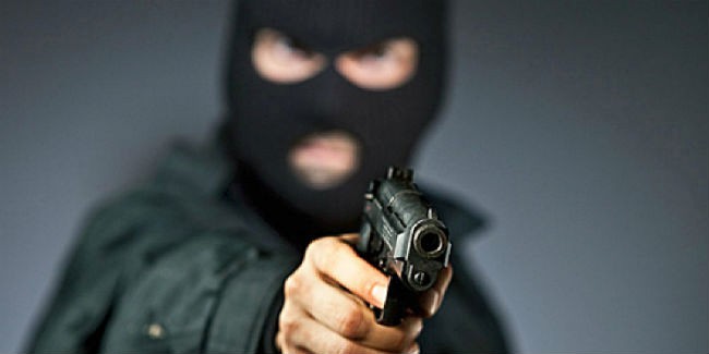 В маске и с пистолетом: в Запорожской области молодой парень пытался ограбить магазин - ФОТО