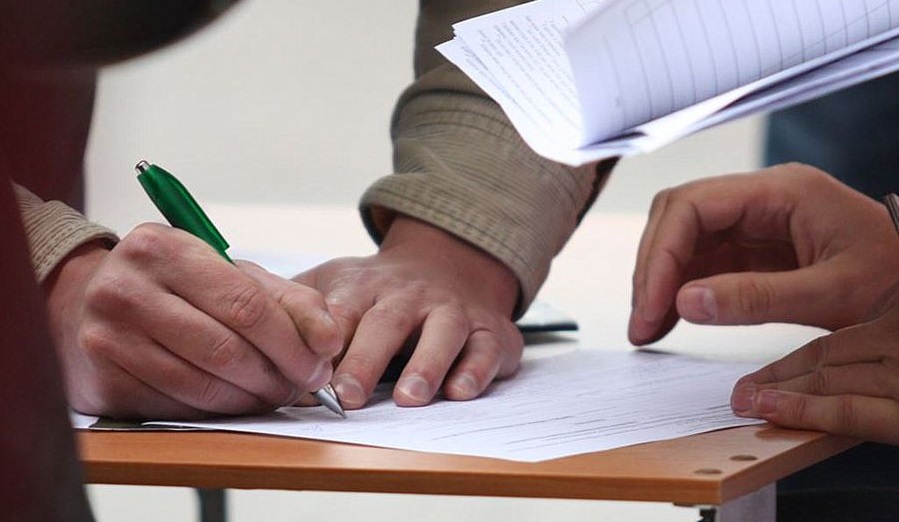 Сбор подписей и агитация за деньги: в Запорожье зарегистрировали нарушения предвыборной агитации