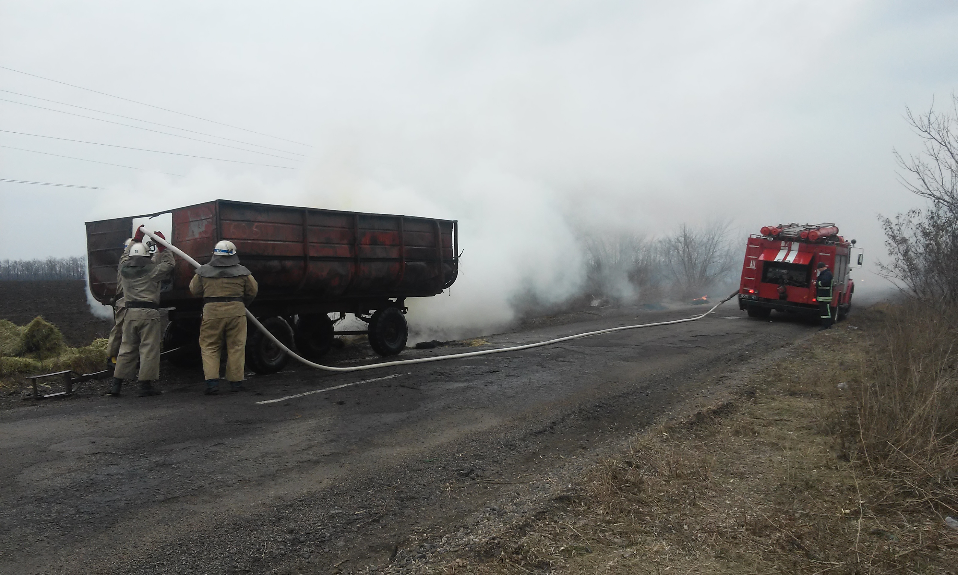 В Запорожской области посреди дороги загорелся тракторный прицеп с сеном - ФОТО