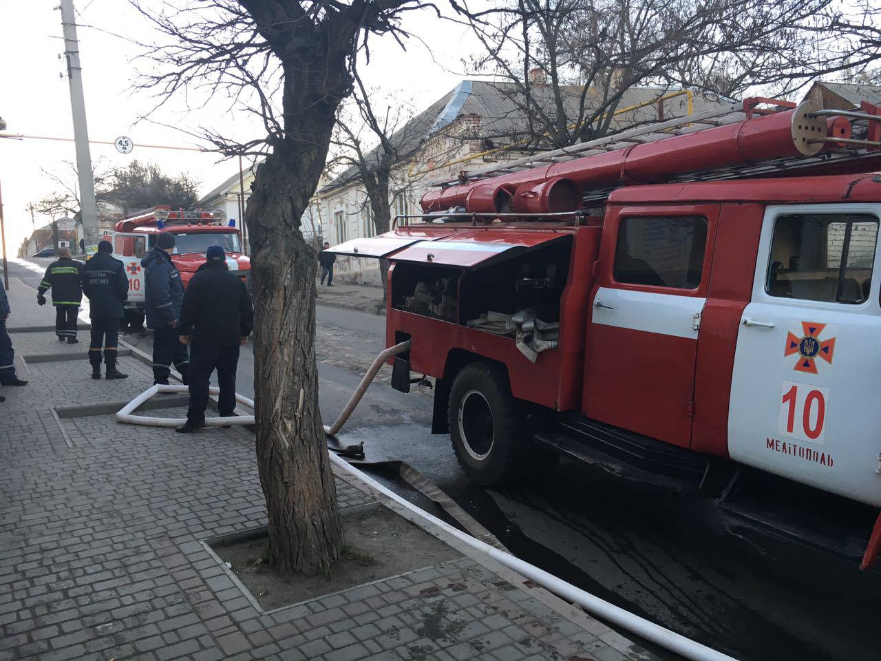 В Запорожской области из горящего дома пожарные спасли мать и сына - ФОТО