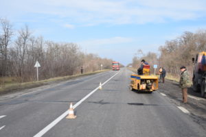 В Запорожской области дорожники сосредоточились на аварийном ямочном ремонте - ФОТО