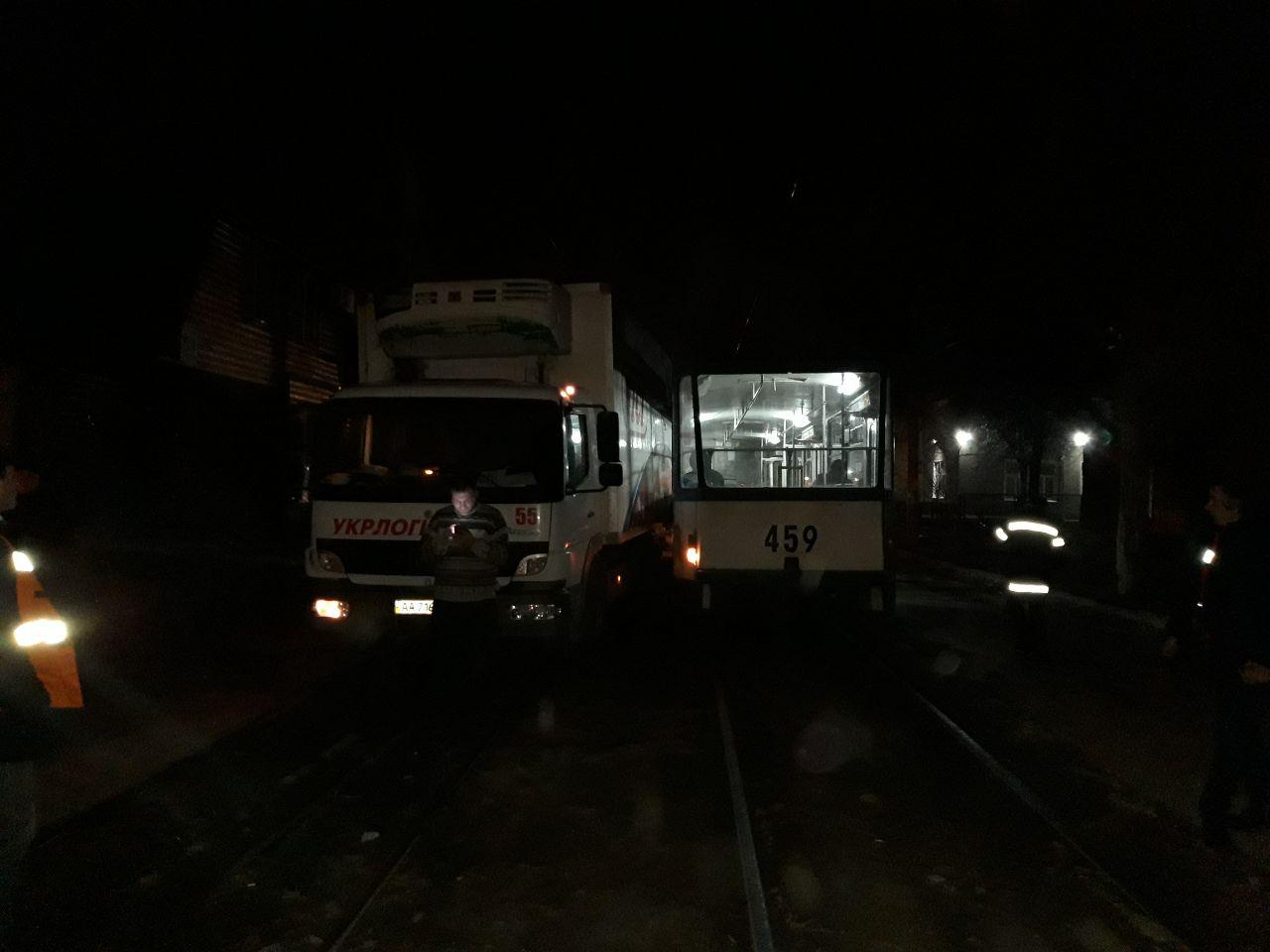 В Запорожье столкнулись грузовик и трамвай - ФОТО