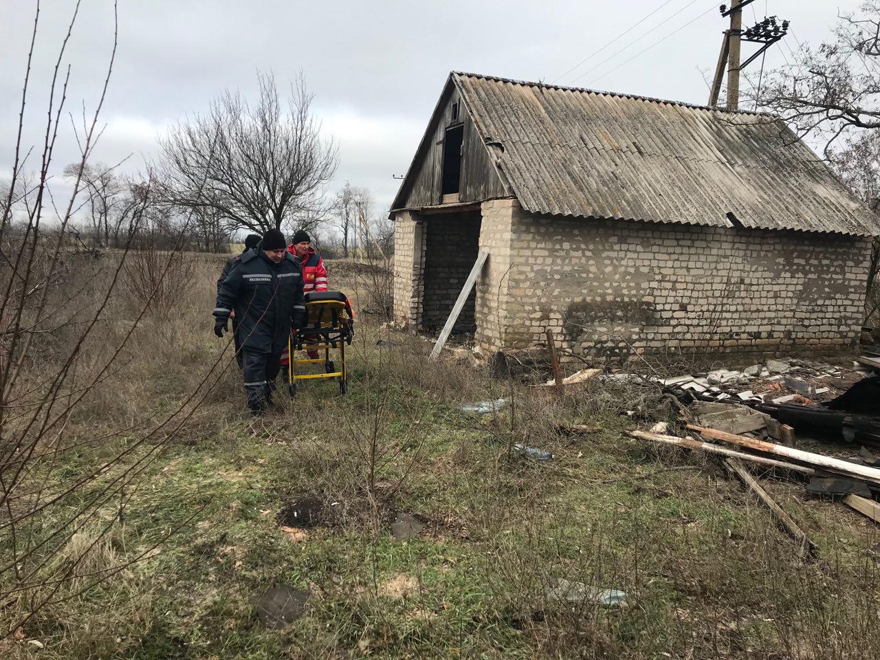 В Запорожской области мужчину достали из-под завалов заброшенной постройки: он скончался в больнице - ФОТО