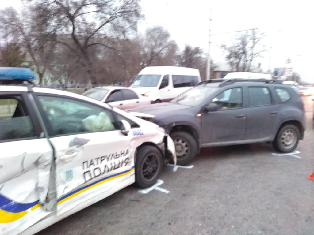 В Запорожье автомобиль патрульных, пытаясь остановить маршрутчика-нарушителя, спровоцировал ДТП – ФОТО