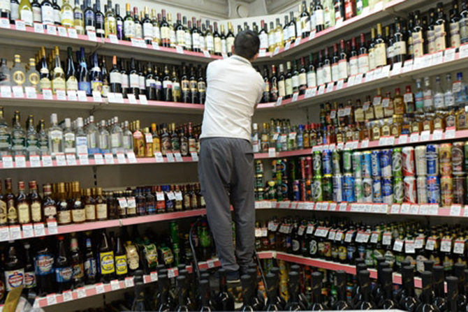 В Запорожской области полицейские изъяли более тысячи литров алкоголя, который продавали без разрешительных документов - ФОТО
