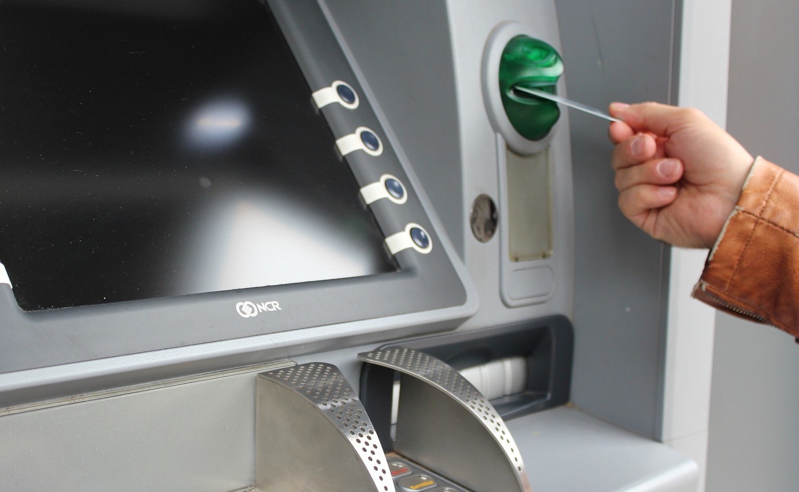 В Запорожье злоумышленник взломал банкомат и забрал деньги