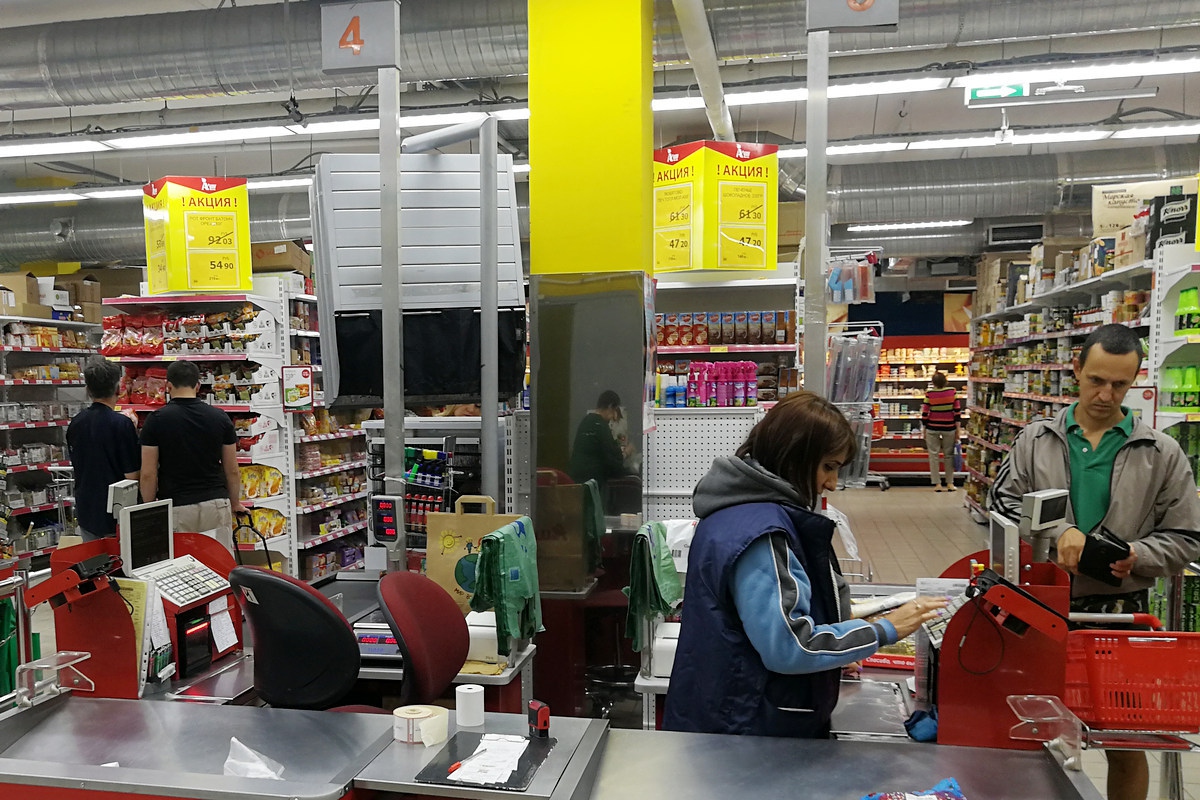 В Запорожье объявили в розыск мужчину, который украл 11 пачек масла из супермаркета