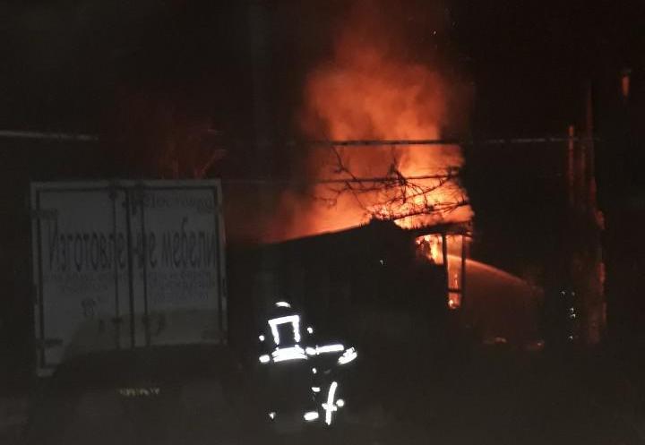 В Запорожье 14 спасателей тушили пожар в частной сауне - ФОТО