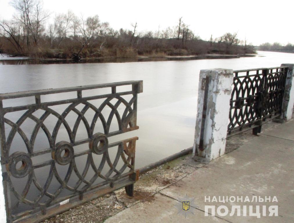 На Запорожье охотники за металлом порезали забор на Набережной – ФОТО