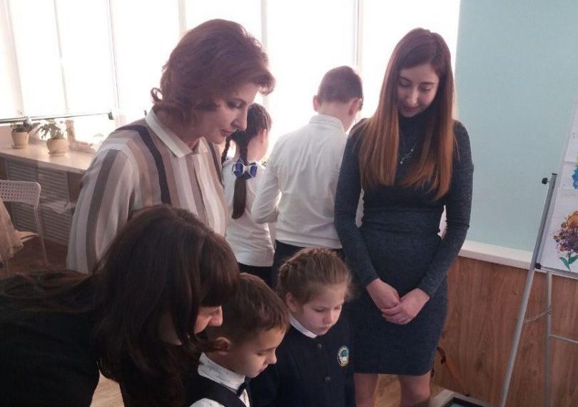 В Запорожской области супруга президента посетила балабинскую гимназию и получила в подарок дерево– ФОТО