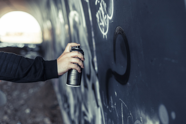 В Запорожье задержали мужчину, наносившего на стены рекламу наркотиков - ФОТО