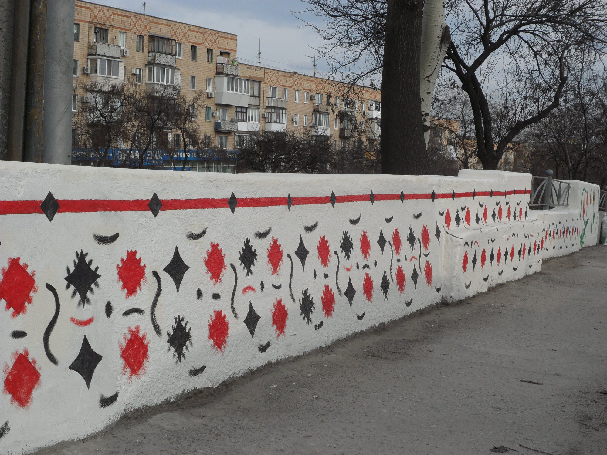 Запорожский активист разрисовывает дамбу в центре города - ФОТО