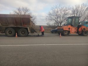 На запорожских трассах продолжается аварийный ямочный ремонт: что сделали за неделю - ФОТО