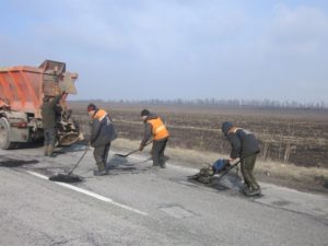 На запорожских трассах проводят аварийный ямочный ремонт: что сделали за неделю - ФОТО