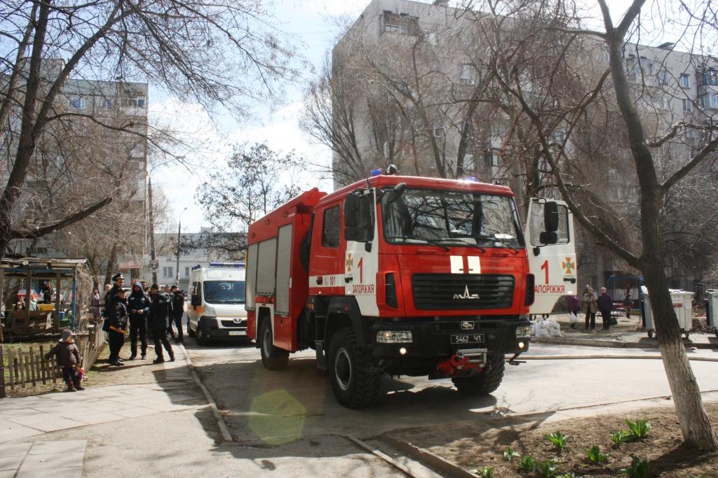 В Запорожье горела квартира в многоэтажном доме: пожар тушили 16 спасателей - ФОТО