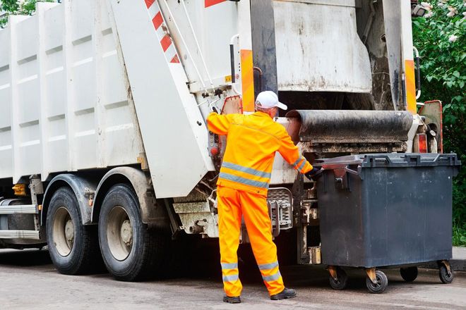 Жители Запорожья накопили долг за вывоз мусора более 40 миллионов гривен