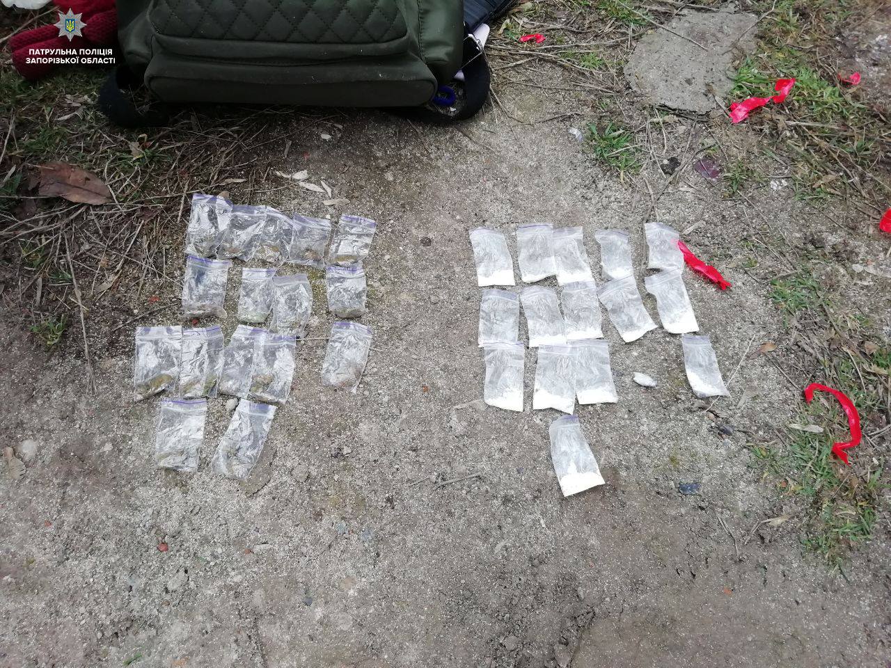 В Запорожье полицейские нашли у девушки, которая пряталась на улице, свертки с наркотиками