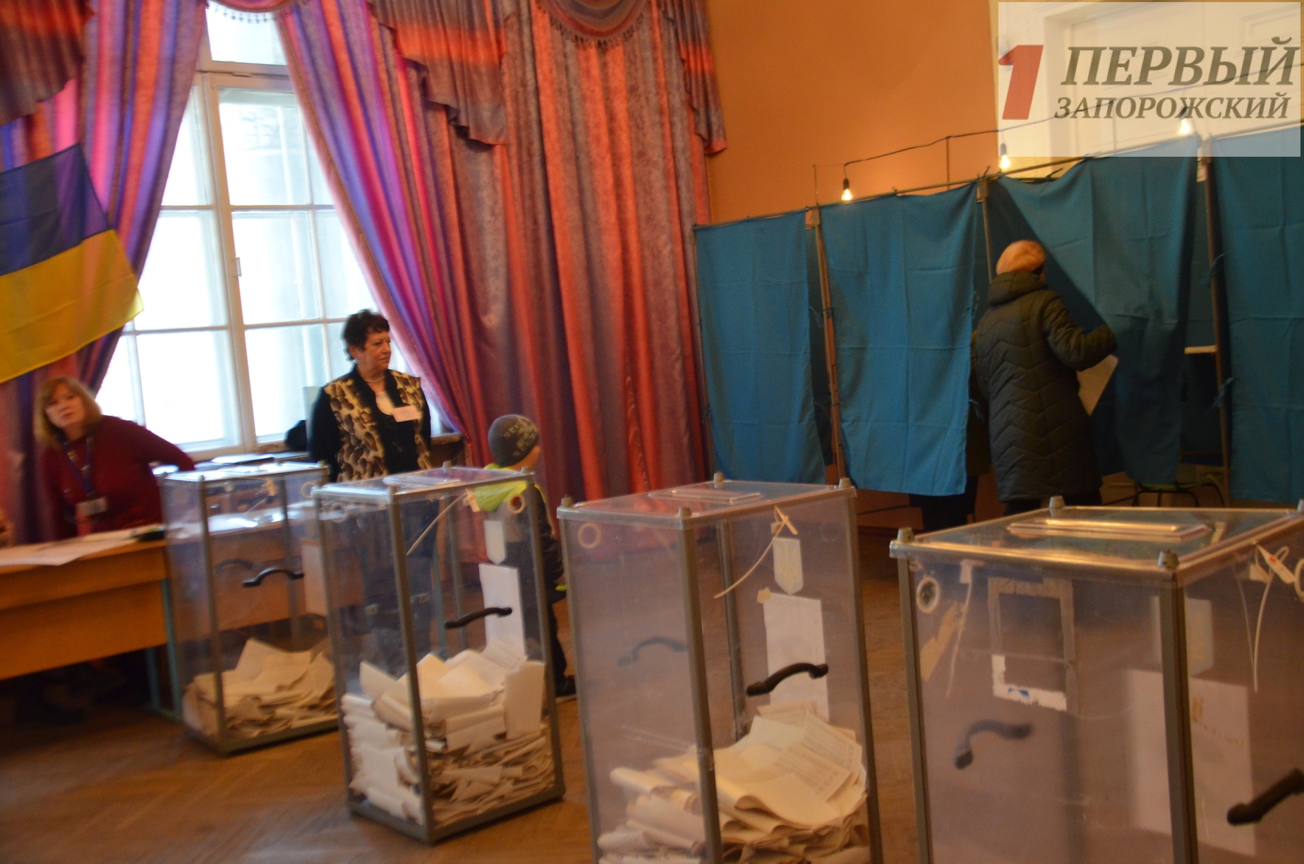 В Запорожье жители демонстрируют активное участие в избирательном процессе - ФОТО