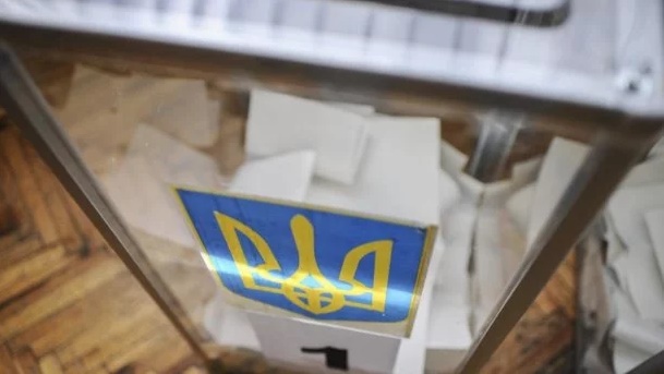 В Запорожье избиратель сорвал пломбу с урны для бюллетеней - ФОТО