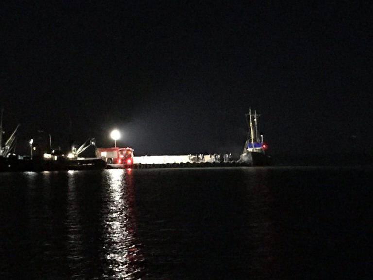 В Бердянском заливе загорелось рыболовецкое судно - ФОТО