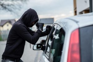 В Запорожской области злоумышленники украли из автомобиля сумку с деньгами на глазах у водителя - ВИДЕО