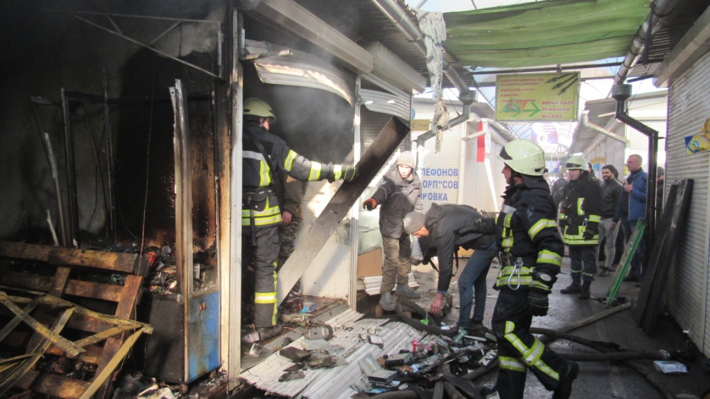 В Запорожье 32 спасателя тушили масштабный пожар на Центральном рынке - ФОТО