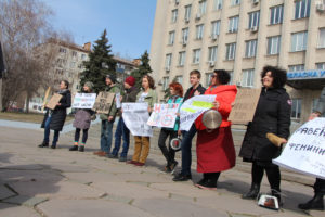 «Женщина не кухонный комбайн»: в центре города запорожские активисты со сковородками и вениками в руках напомнили о равноправии - ФОТО