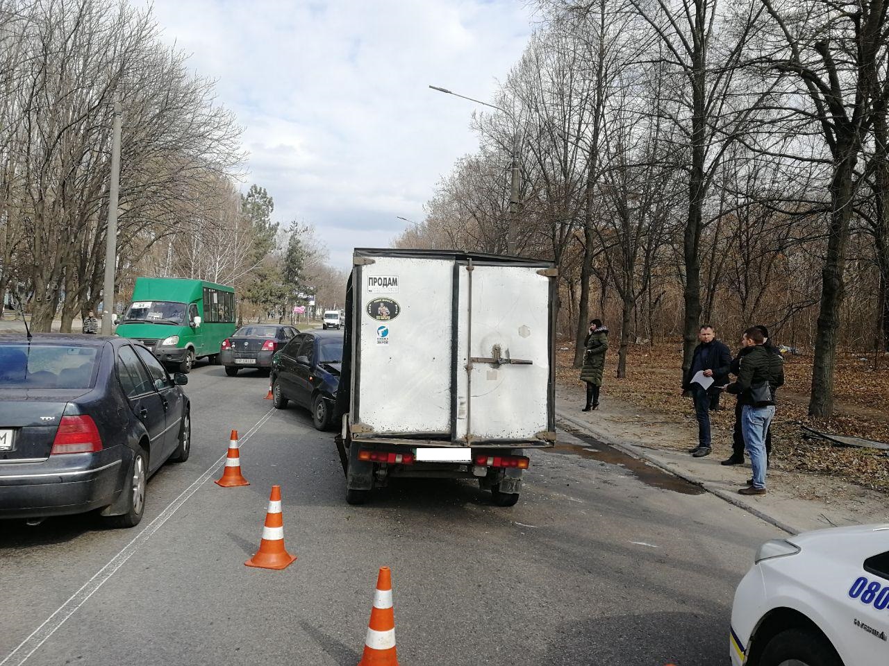 В Запорожье грузовой пикап не поделил дорогу с легковушкой - ФОТО