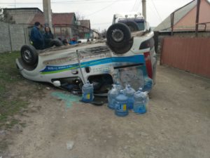В Запорожье в результате ДТП перевернулся автомобиль - ФОТО